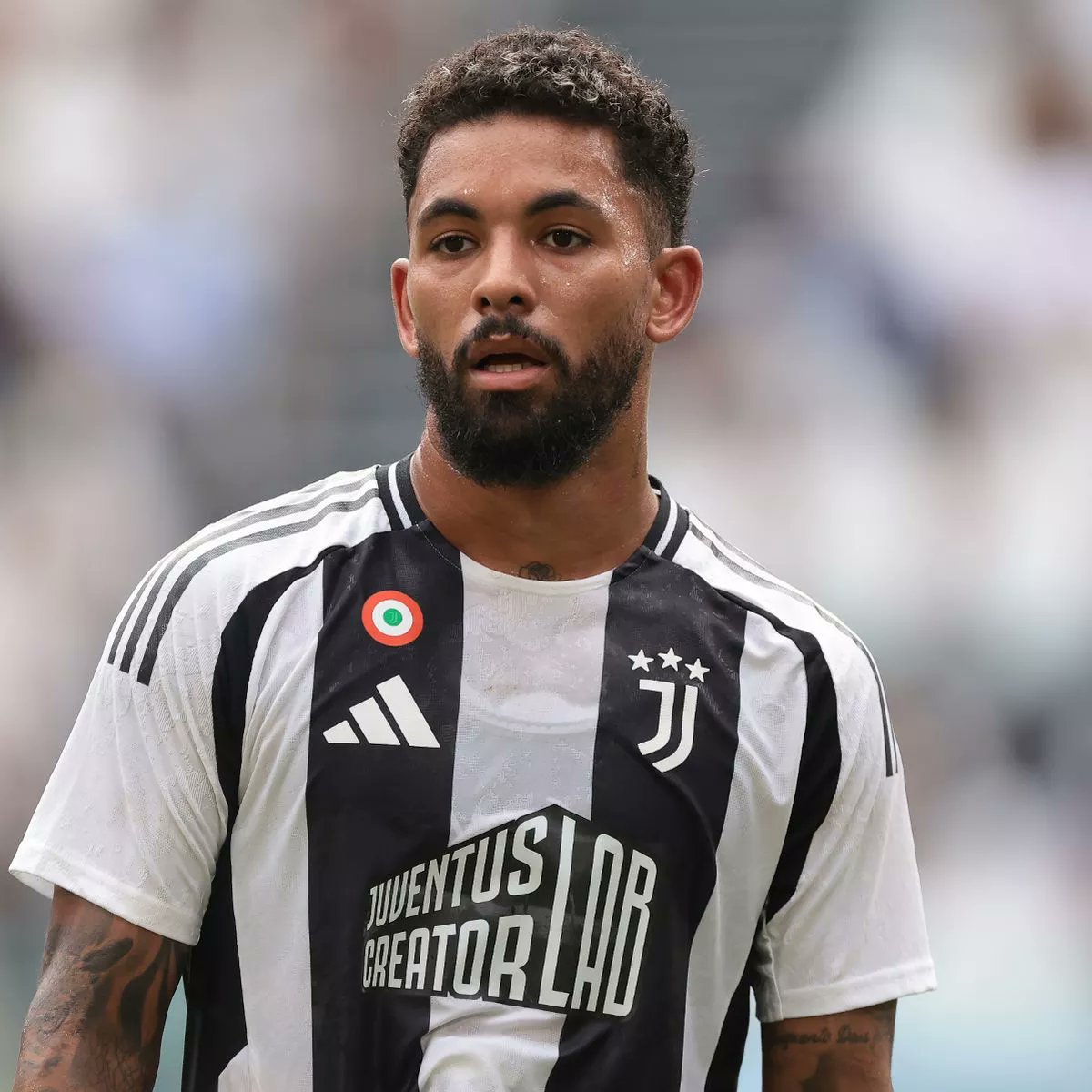 Douglas Luiz, centrocampista Juve (foto X @DeadlineDayLive)