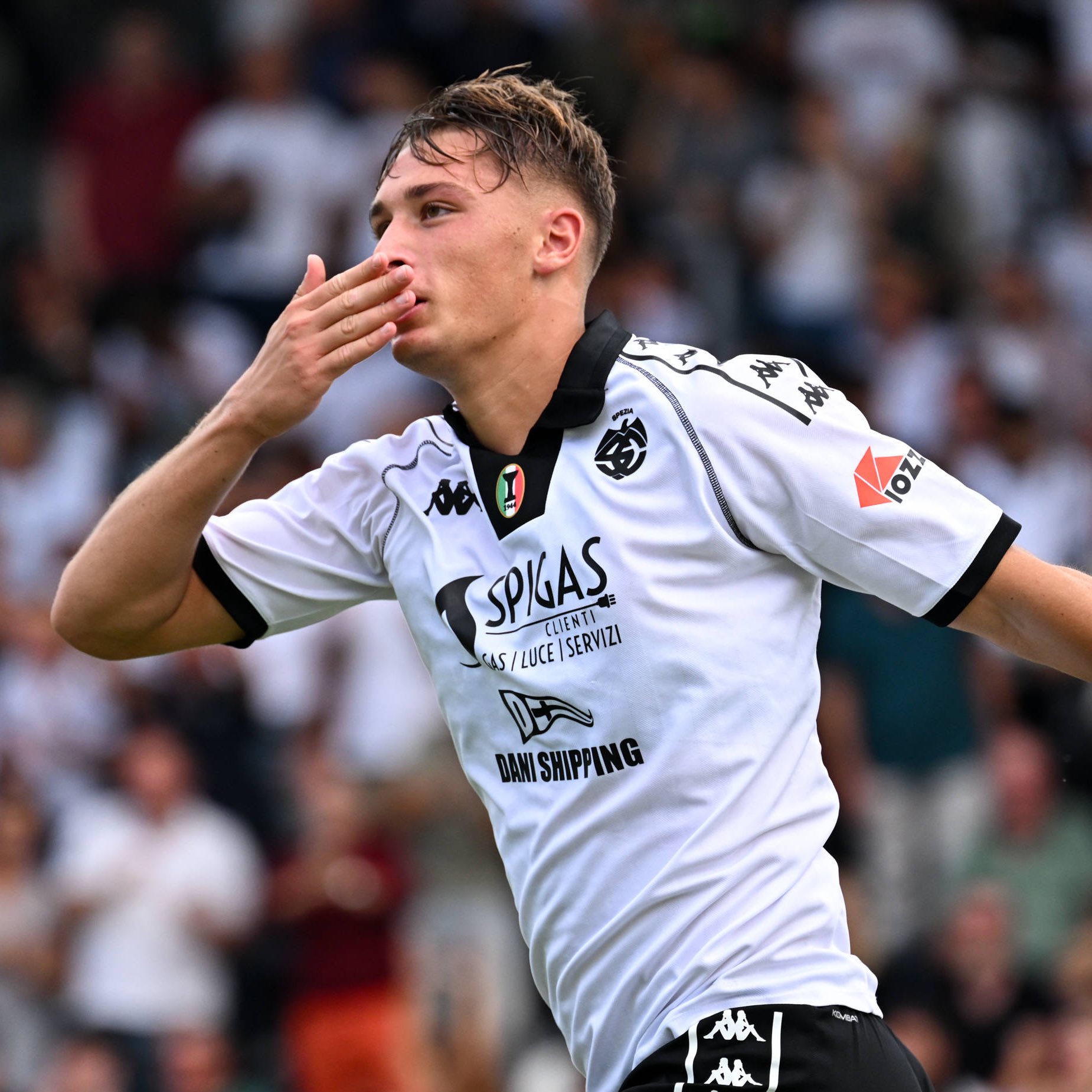 Francesco Pio Esposito, attaccante dello Spezia di proprietà dell'Inter (foto X @SoyCalcio_)