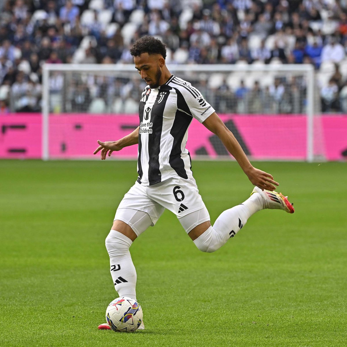 Lloyd Kelly, difensore della Juventus (foto X Juventus)