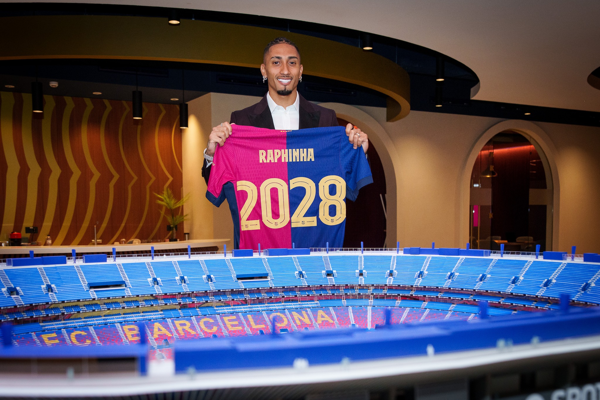Raphinha rinnova con il Barcellona fino al 2028