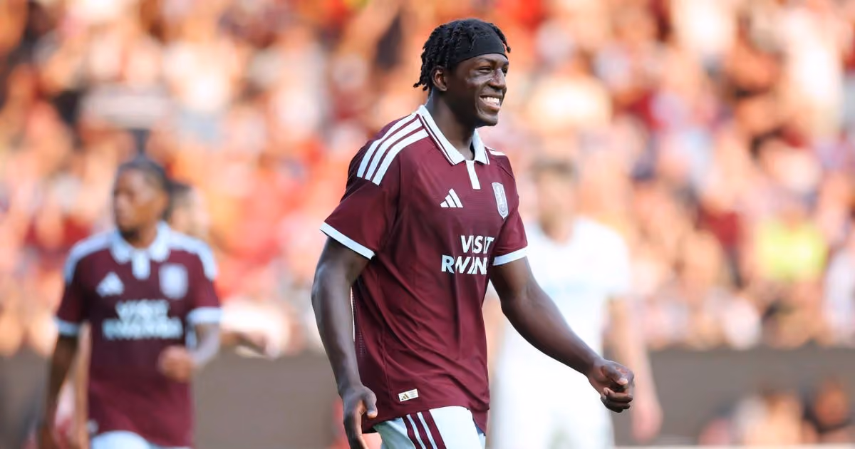 Brian Madjo, calciatore dell'Aston Villa subito in gol all'esordio.